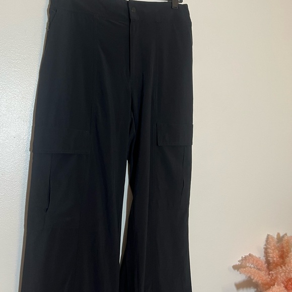 Athleta Black Chelsea Wide Leg Utility Cargo Pants 6 - Picture 3 of 6